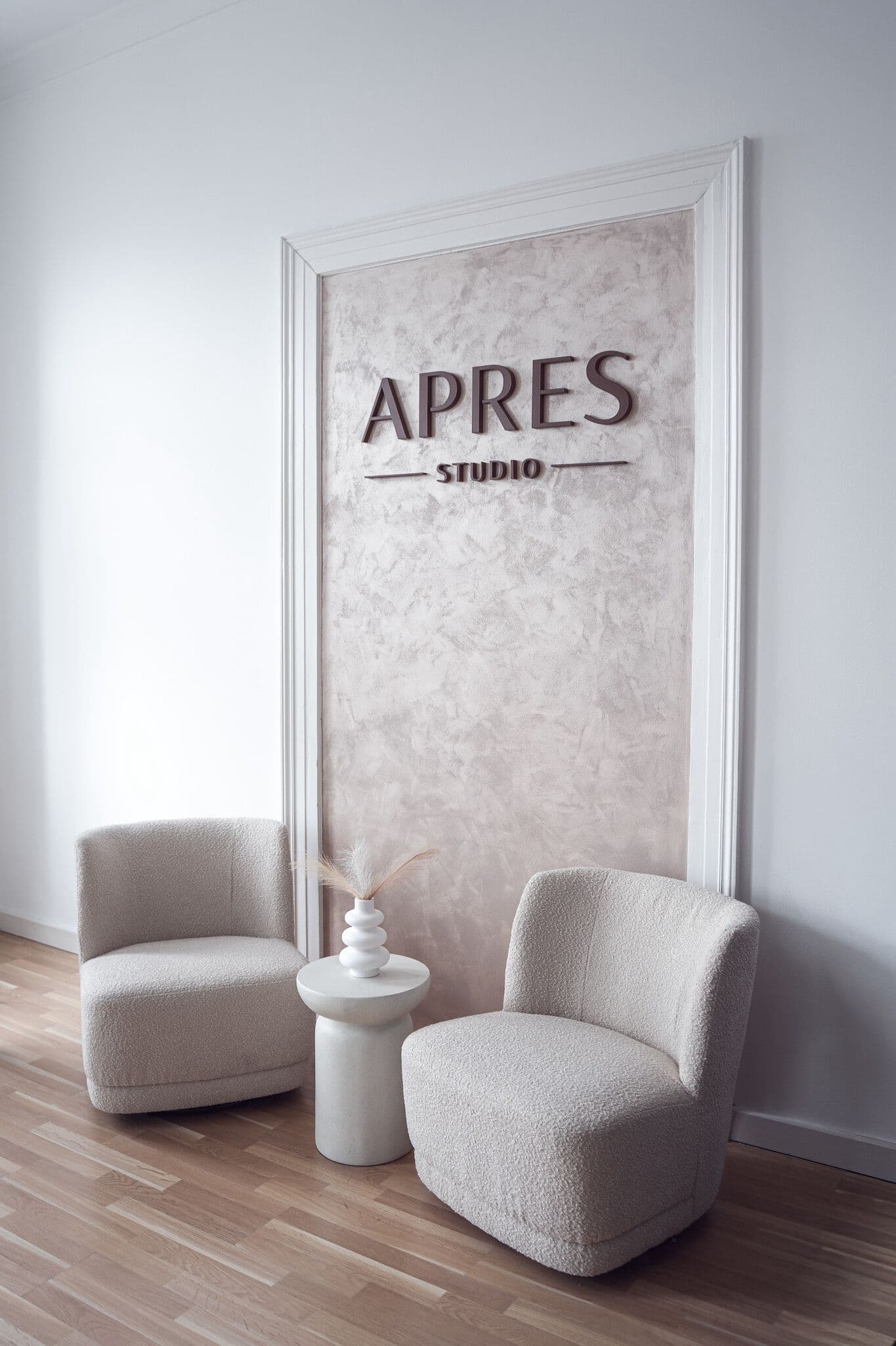 Lounge a recepce Apres Studia s logem APRES STUDIO na stěně